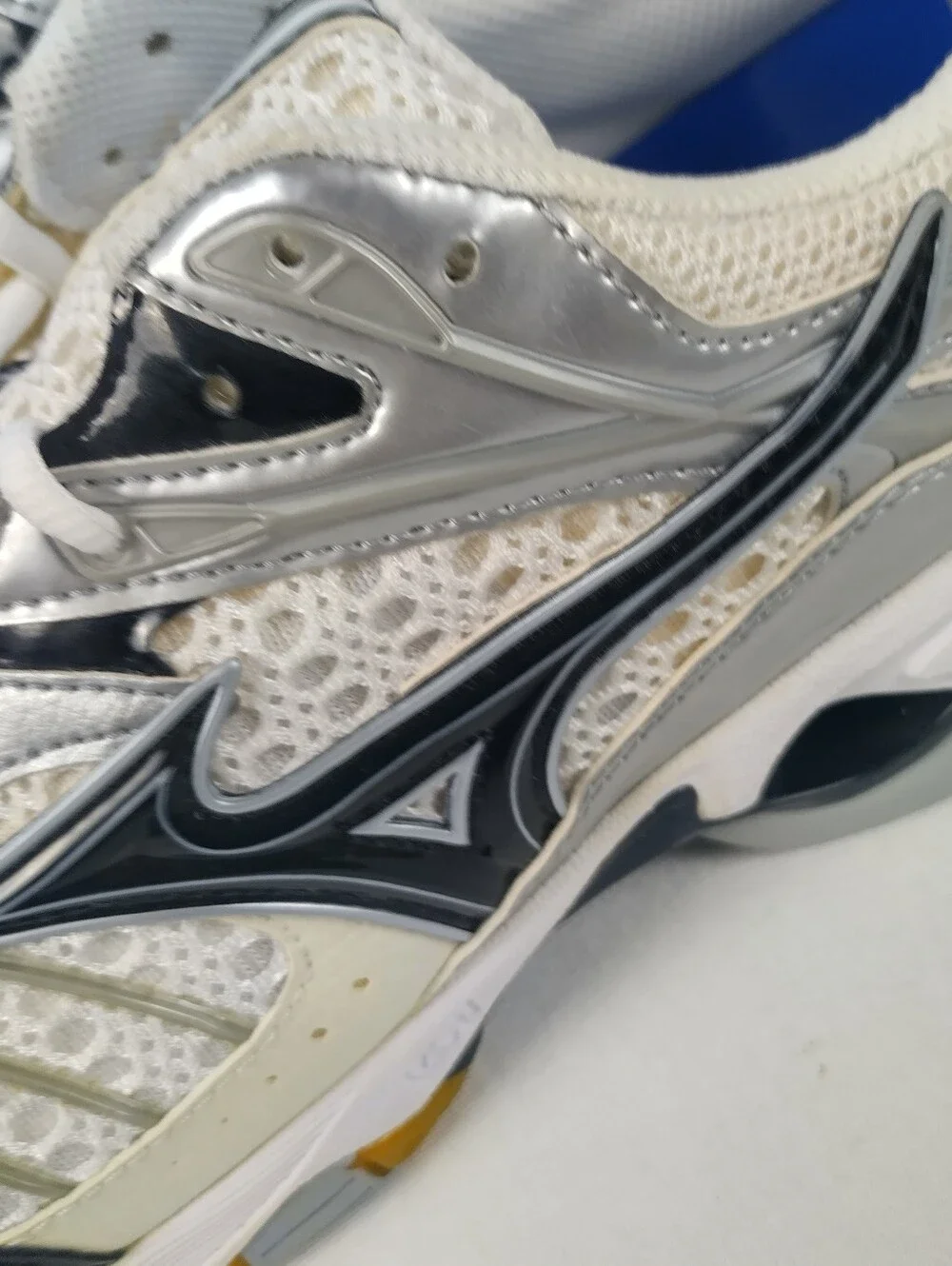 Mizuno Women's Size 12 Wave Lightning 6 Volleyball Shoes White Silver Black New